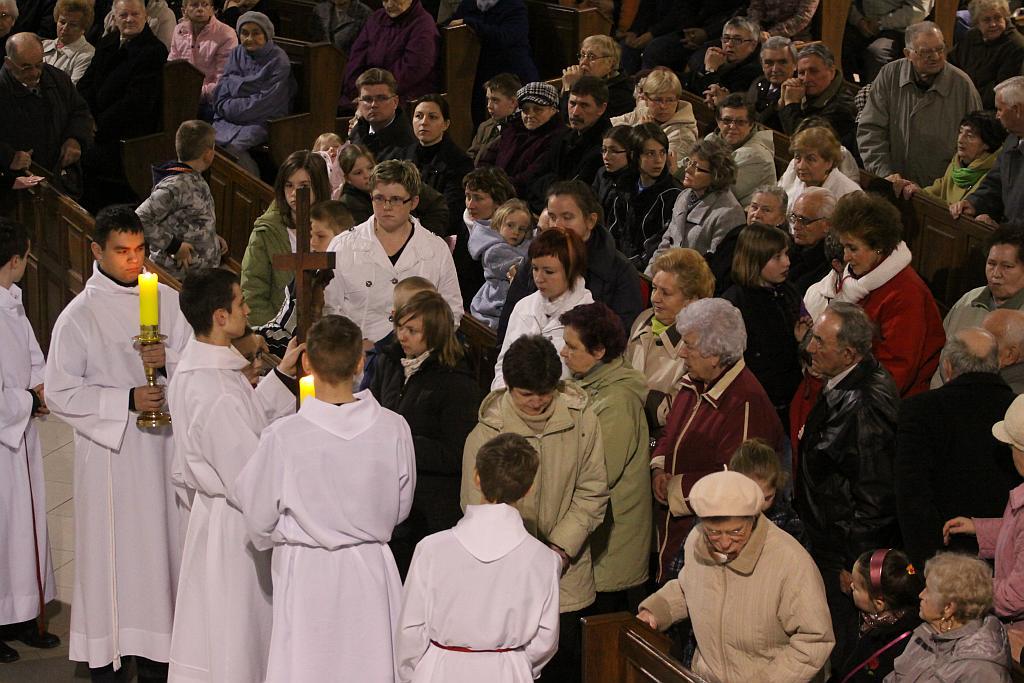 Wielki Piątek - Adoracja Krzyża- FOTO:Wojciech Obremski (lca.pl)
