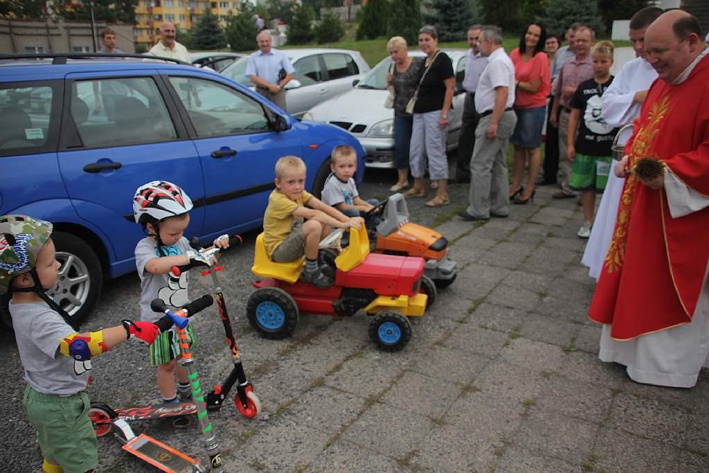 Święcenie pojazdów przed kościołem- FOTO:Wojciech Obremski (lca.pl)