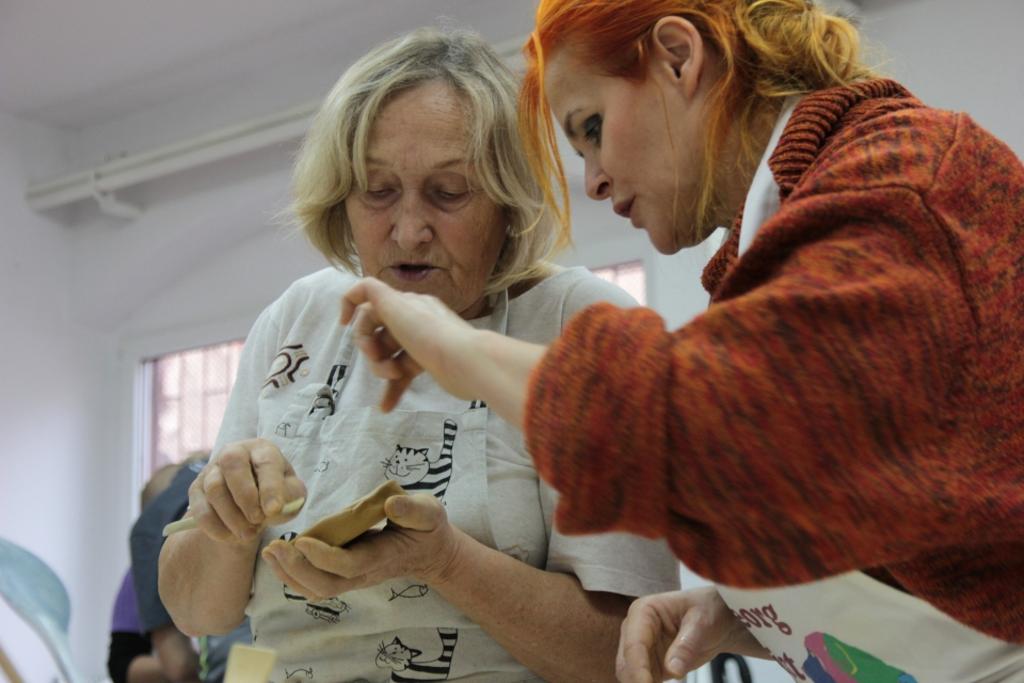 Seniorzy tworzą formy ceramiczne - FOTO:Fundacja Sztuka Dla Ludzi