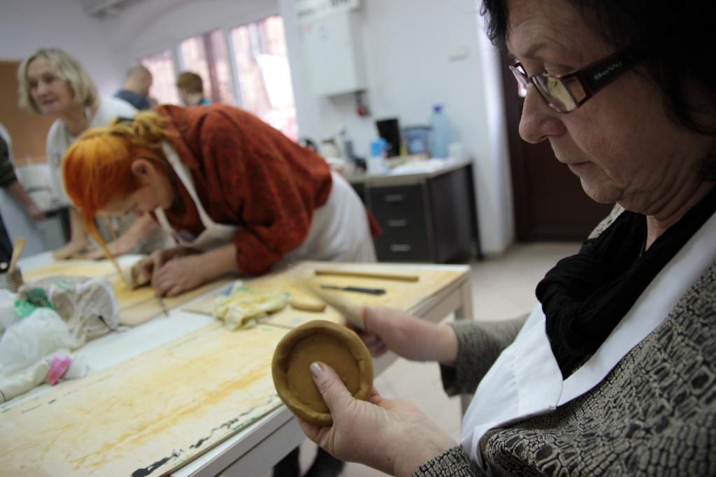 Seniorzy tworzą formy ceramiczne - FOTO:Fundacja Sztuka dla Ludzi