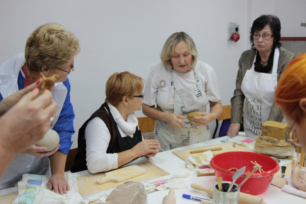 Seniorzy tworzą formy ceramiczne - FOTO:Fundacja Sztuka dla Ludzi