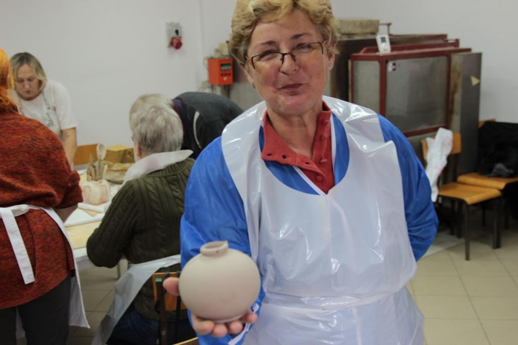 Seniorzy tworzą formy ceramiczne - FOTO:Fundacja Sztuka dla Ludzi