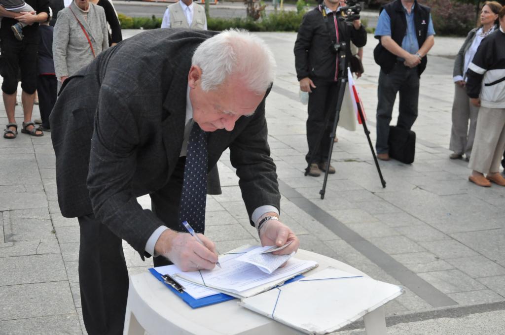 Zbiórka podpisów pod pomnikiem- FOTO:MB (lca.pl)