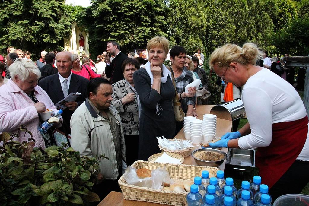 Poczęstunek w ogrodach- FOTO:WO(lca.pl)