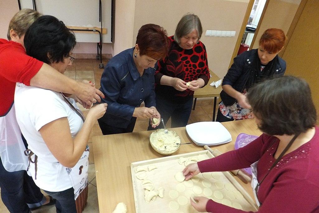Uczyli się jak robić pierogi- FOTO:LS(lca.pl)