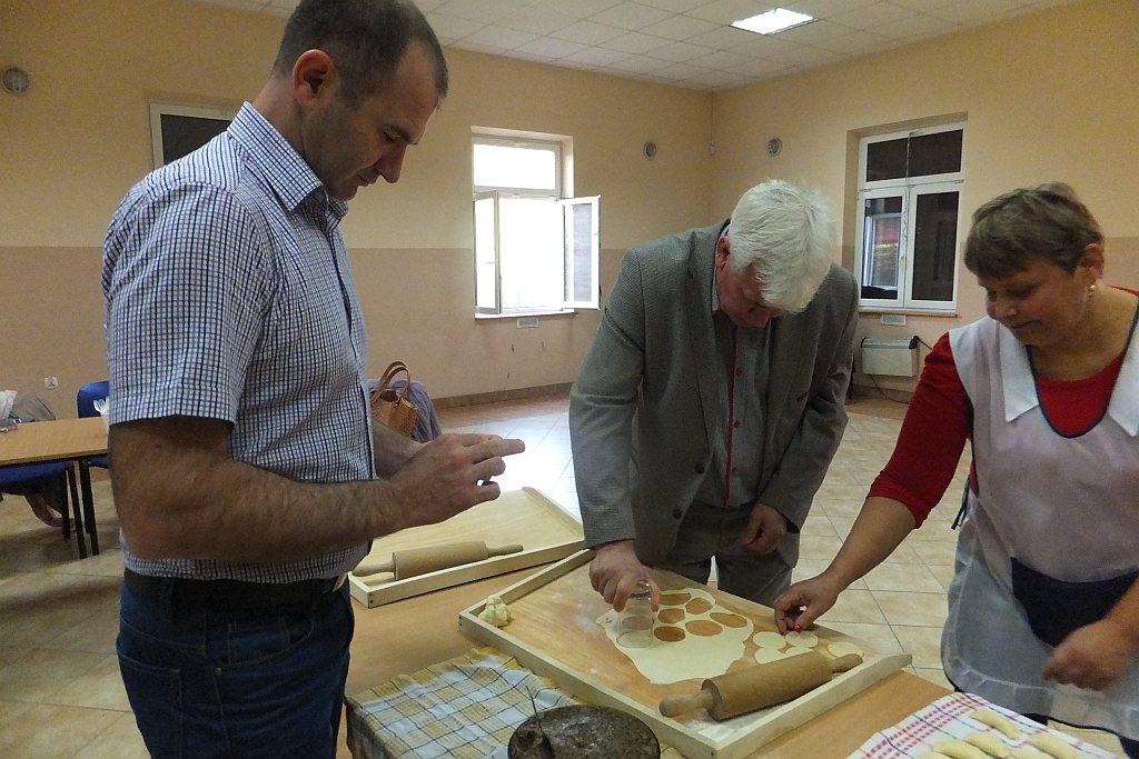Uczyli się jak robić pierogi- FOTO:LS(lca.pl)