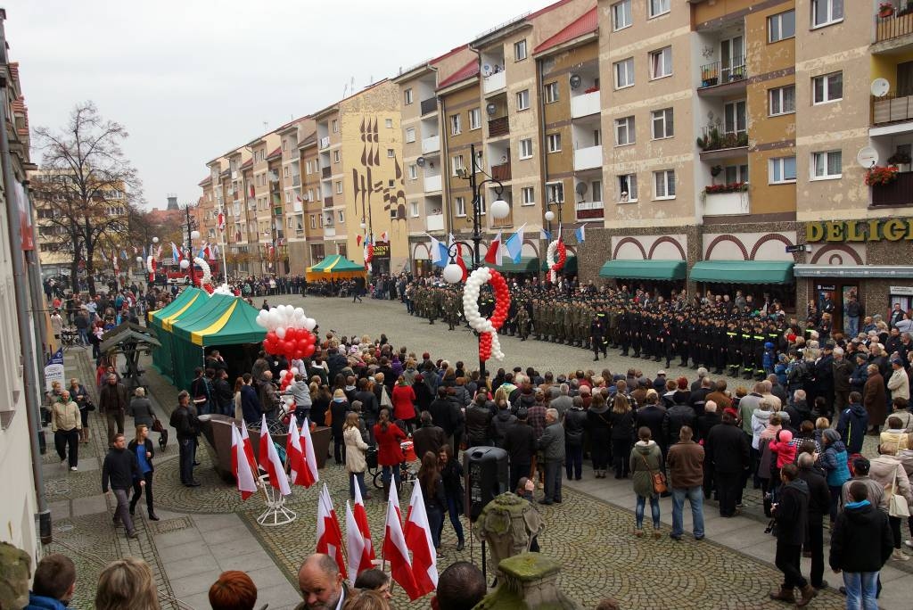 Uczniowie klas mundurowych ślubowali w Rynku- FOTO:Wojciech Skulimowski (lca.pl)