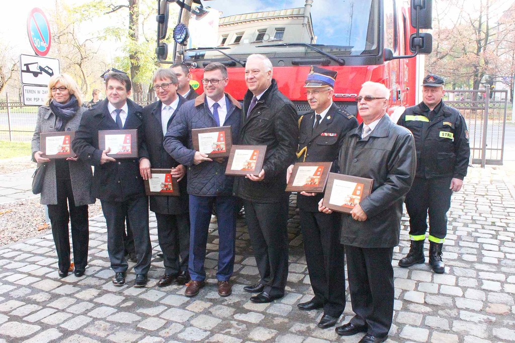 Nowy wóz legnickich strażaków- FOTO:WO(lca.pl)