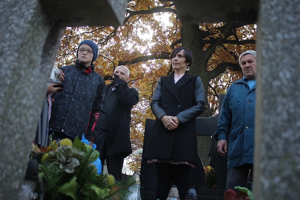 Zapalili znicze na grobach powstańców wielkopolskich- FOTO:WO(lca.pl)