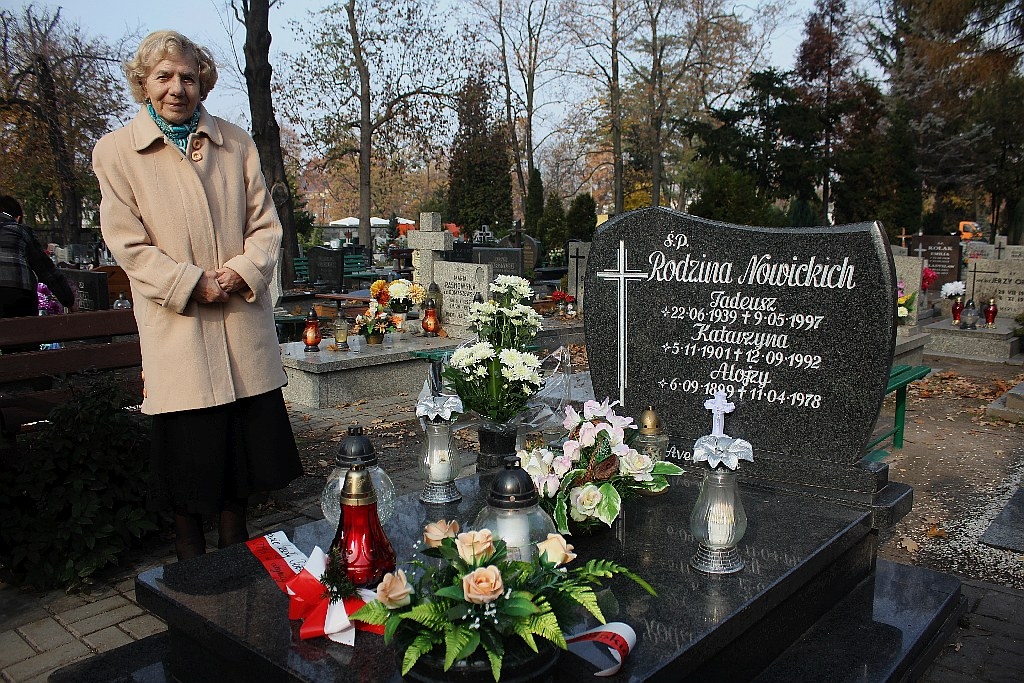 Zapalili znicze na grobach powstańców wielkopolskich- FOTO:WO(lca.pl)