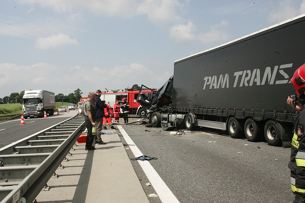 Wypadek na autostradzie- FOTO:WO(lca.pl)