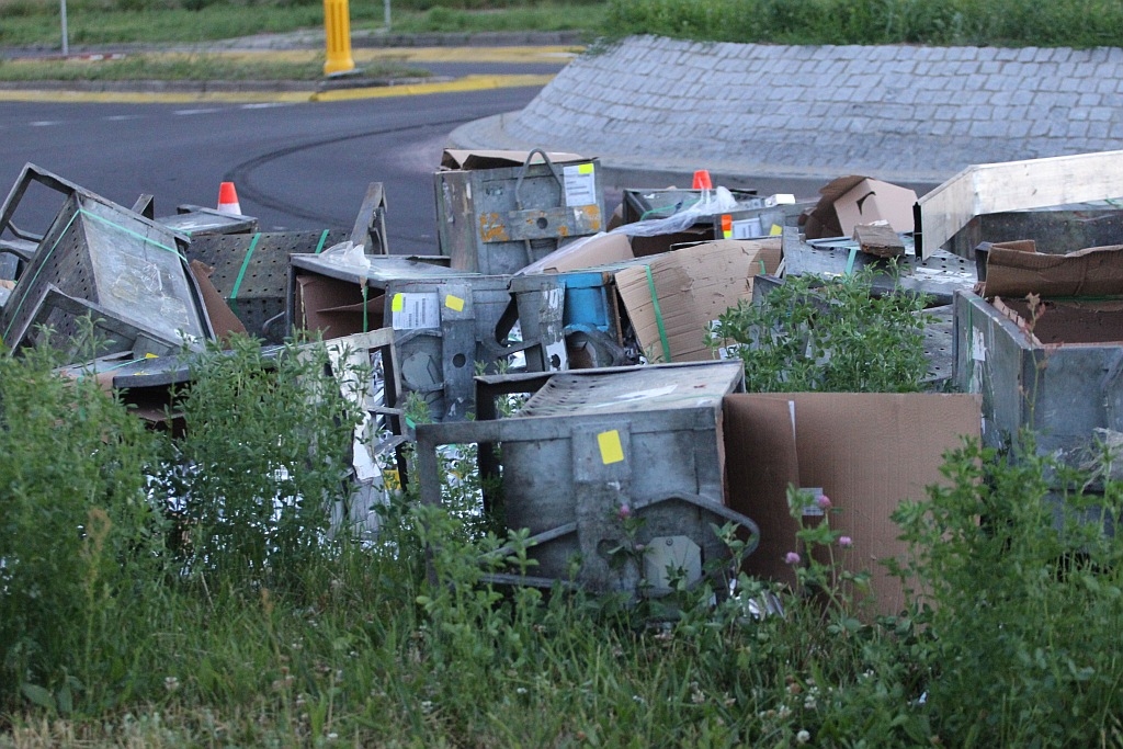 Zgubił towar na rondzie - FOTO:WO(lca.pl)