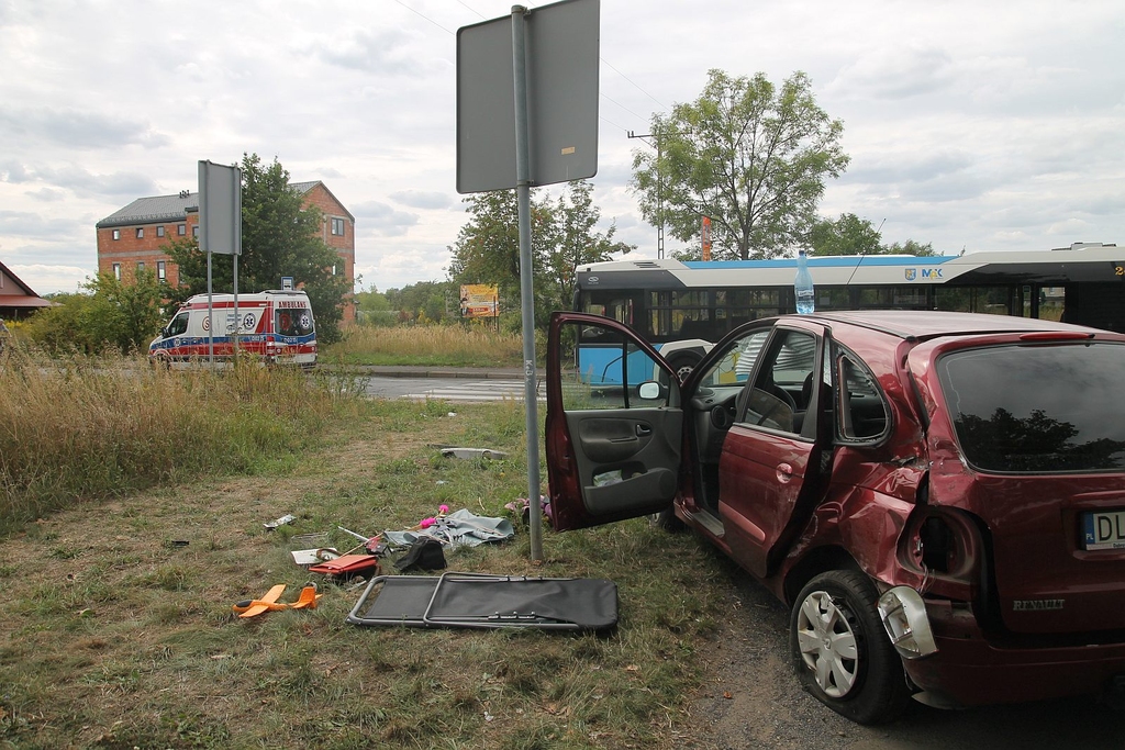 Zderzenie autobusu MPK z osobówką- FOTO:WO(lca.pl)