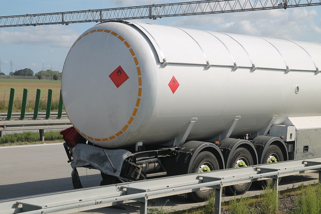 Zderzenie cysterny z busem na A4- FOTO:WO(lca.pl)