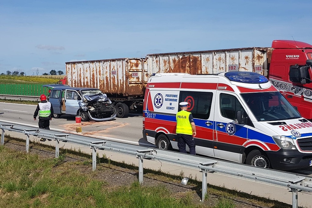 Zderzenie busa z cysterną- FOTO:LS(lca.pl)