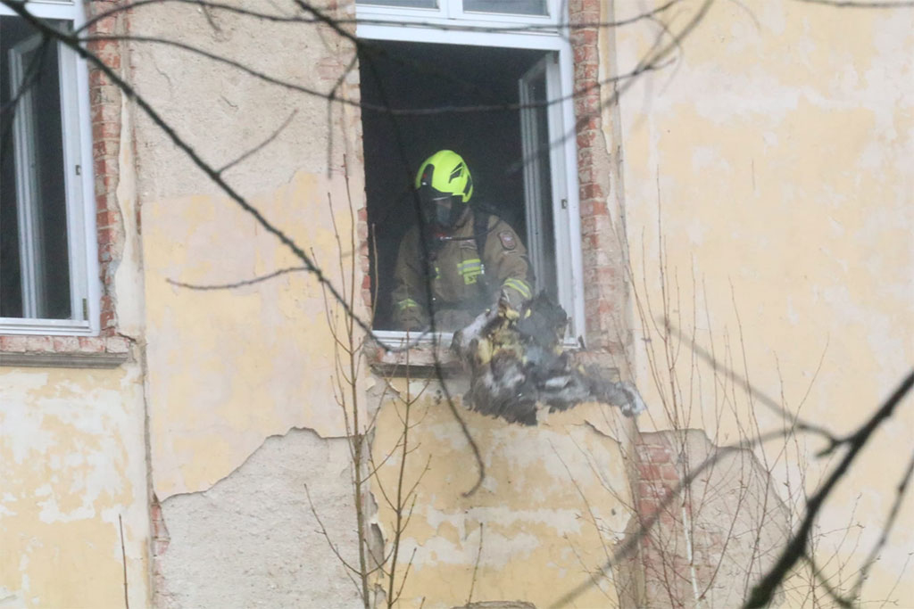 Pożar pustostanu przy ulicy Lindego- FOTO:WO (lca.pl)