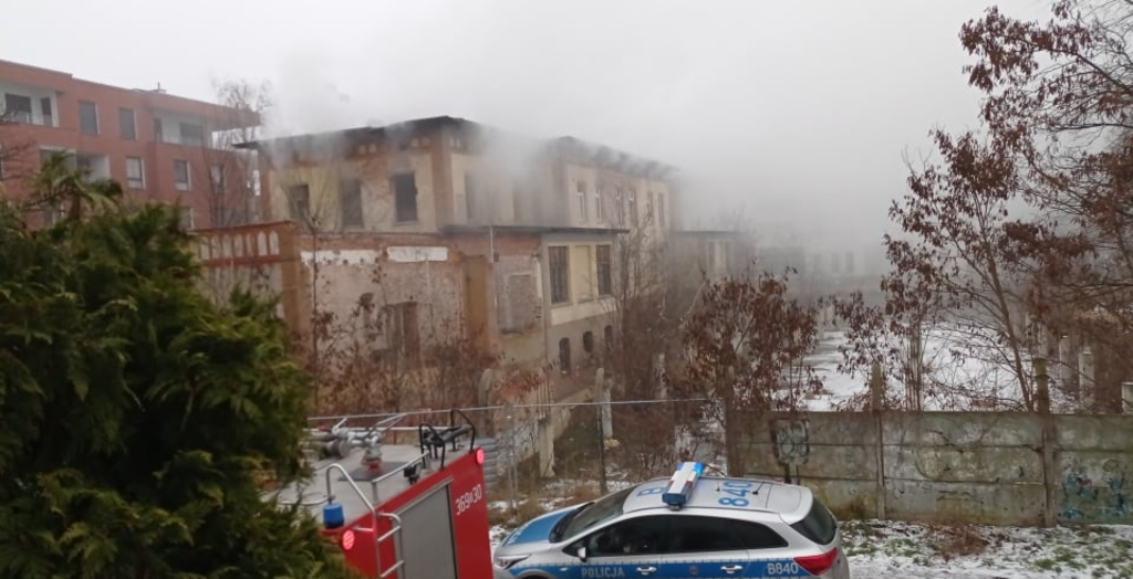 Pożar pustostanu na Lindego - FOTO:WO(lca.pl)