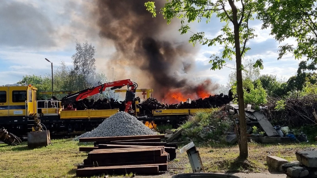 Pożar podkładów kolejowych- FOTO:WO(lca.pl)