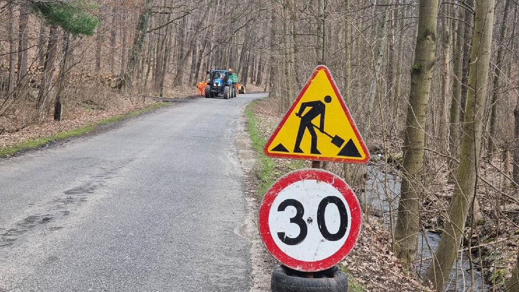 Naprawa poboczy dróg w powiecie jaworskim - FOTO:ego