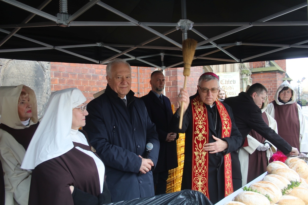 Chleb, śledź i grosz- FOTO:WO(lca.pl)