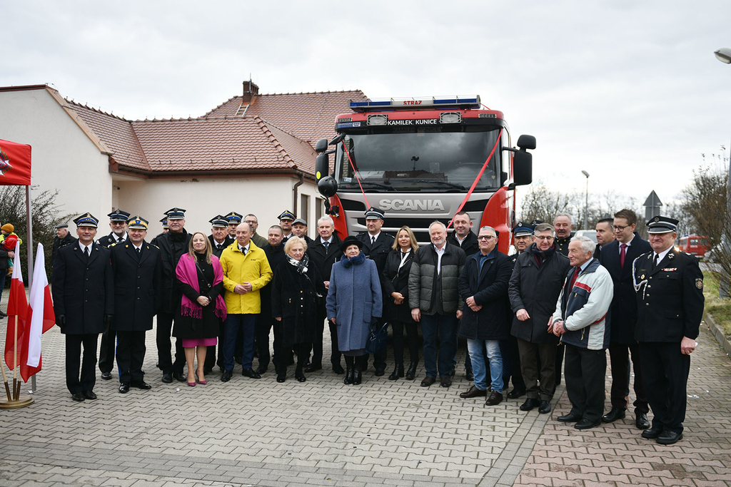 Przekazanie samochodu ratowniczo — gaśniczego OSP Kunice- FOTO:Piotr Florek (lca.pl)