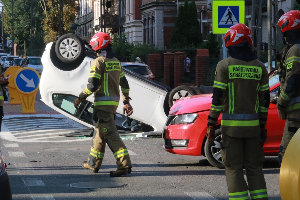 Wypadek na skrzyżowaniu ulic Lotniczej i Hutników- FOTO:WO(lca.pl)