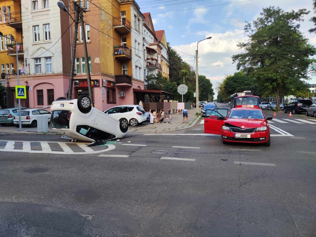 Wypadek na skrzyżowaniu ulic Lotniczej i Hutników- FOTO:WO(lca.pl)