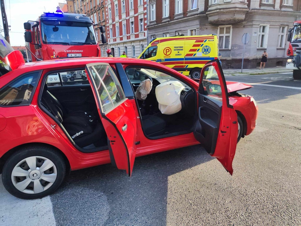 Wypadek na skrzyżowaniu ulic Lotniczej i Hutników- FOTO:WO(lca.pl)
