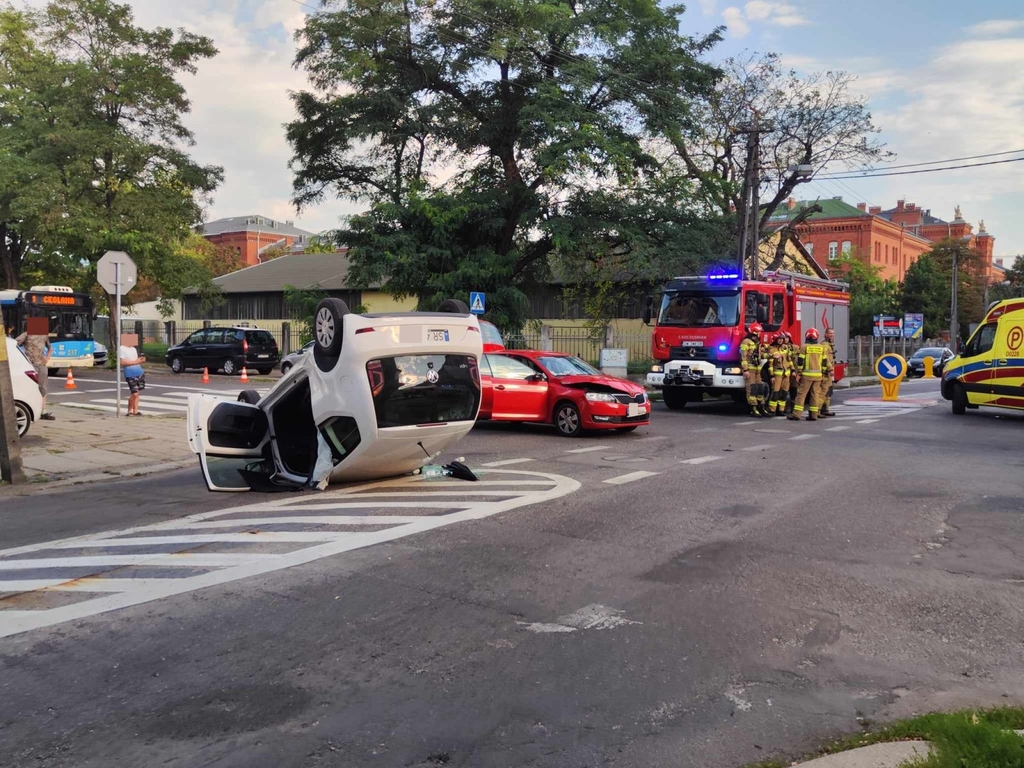 Wypadek na skrzyżowaniu ulic Lotniczej i Hutników- FOTO:WO(lca.pl)