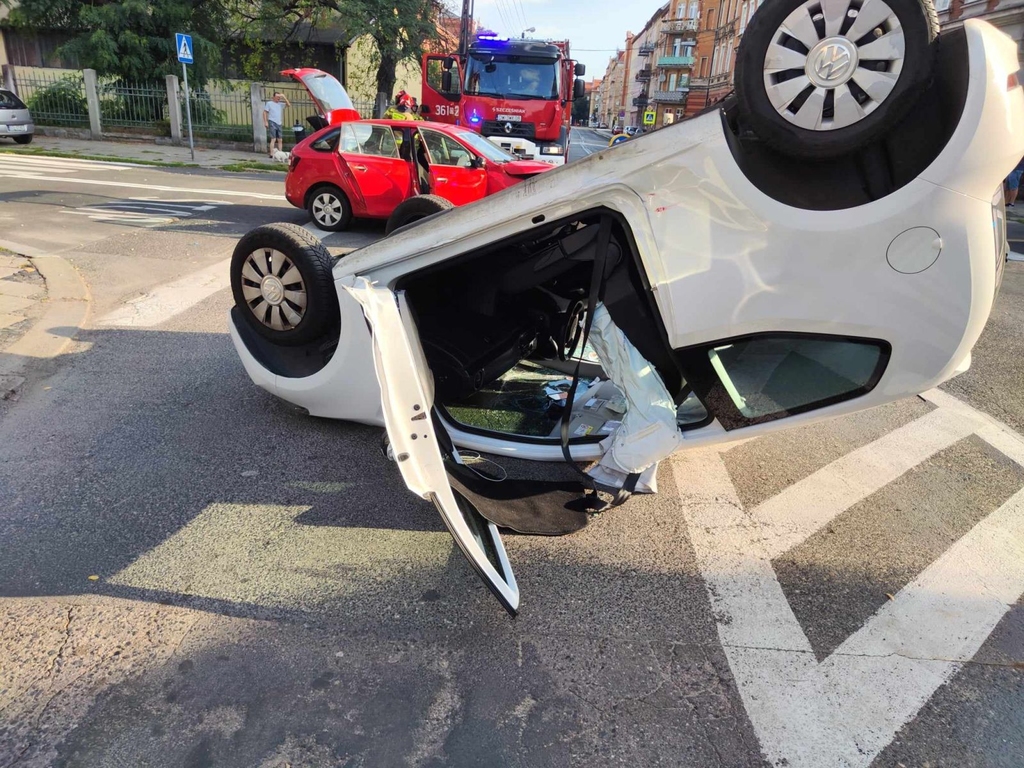 Wypadek na skrzyżowaniu ulic Lotniczej i Hutników- FOTO:WO(lca.pl)