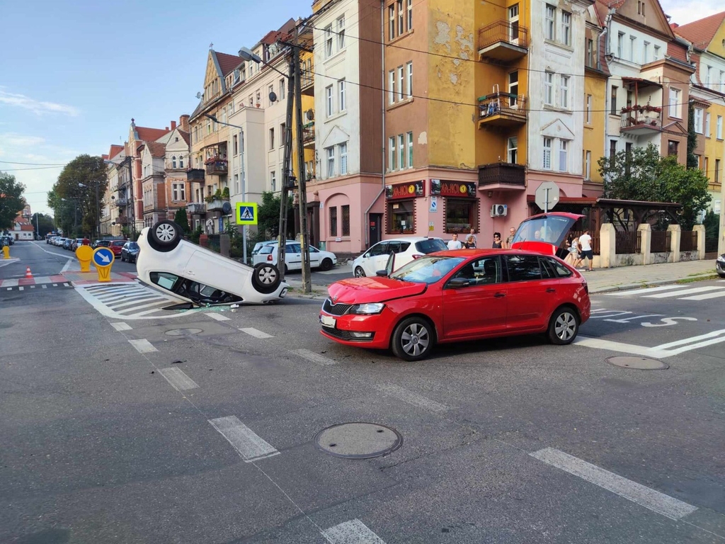 Wypadek na skrzyżowaniu ulic Lotniczej i Hutników- FOTO:WO(lca.pl)